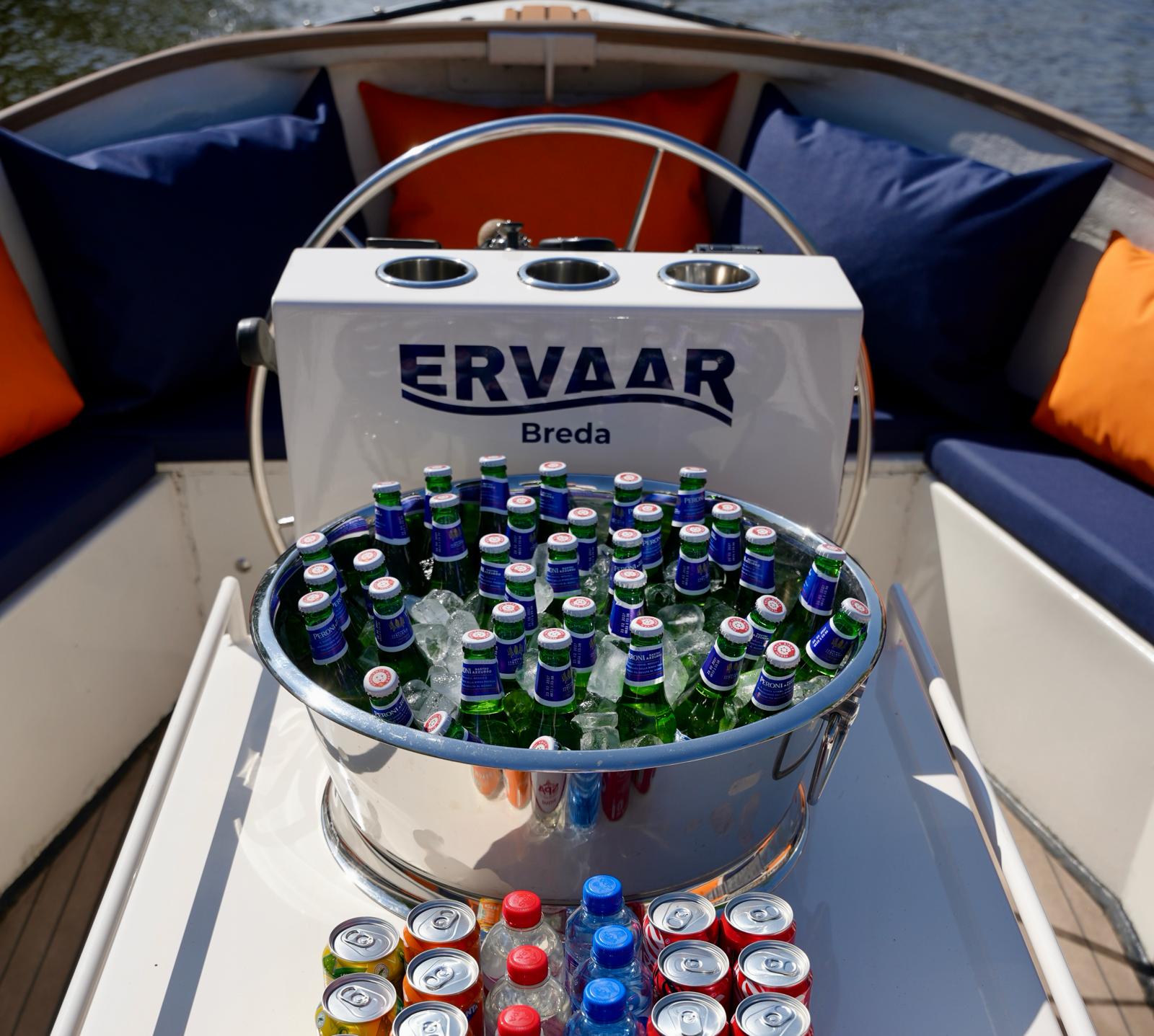 Champagnekoeler met Peroni bier aan boord van de drankjesboot in Breda met Ervaar Breda tijdens bootje varen en rondvaart over de singels van Breda.
